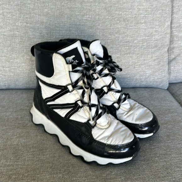 Sorel, white and black lace up waterproof boots - Picture 2 of 11